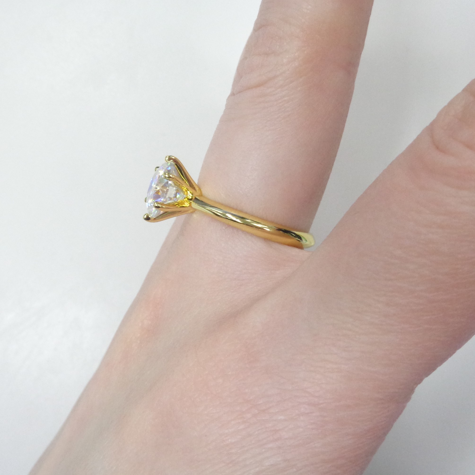 Серебряное кольцо с муассанитом